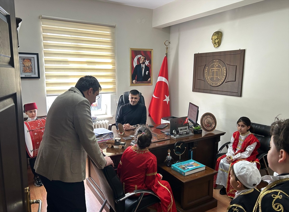 Kastamonu'nun Devrekani ilçesinde ilkokul öğrencileri, davul çalıp maniler okuyarak ramazanın...