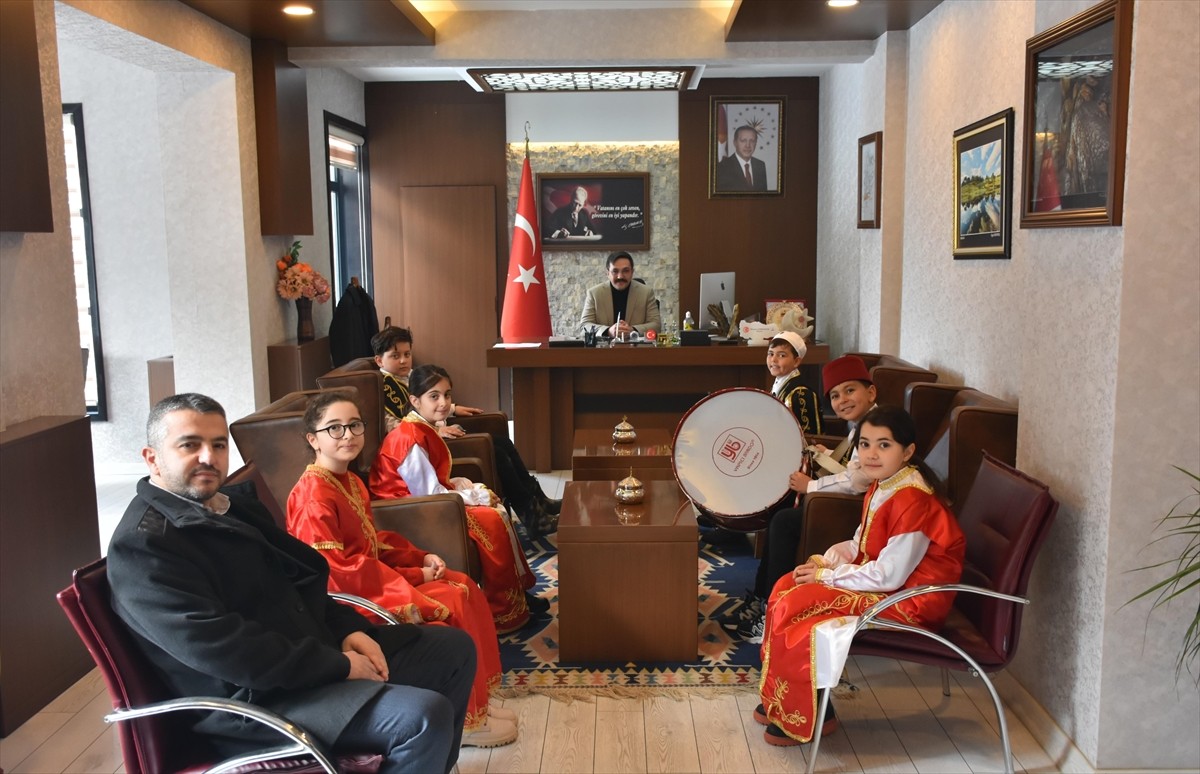 Kastamonu'nun Devrekani ilçesinde ilkokul öğrencileri, davul çalıp maniler okuyarak ramazanın...