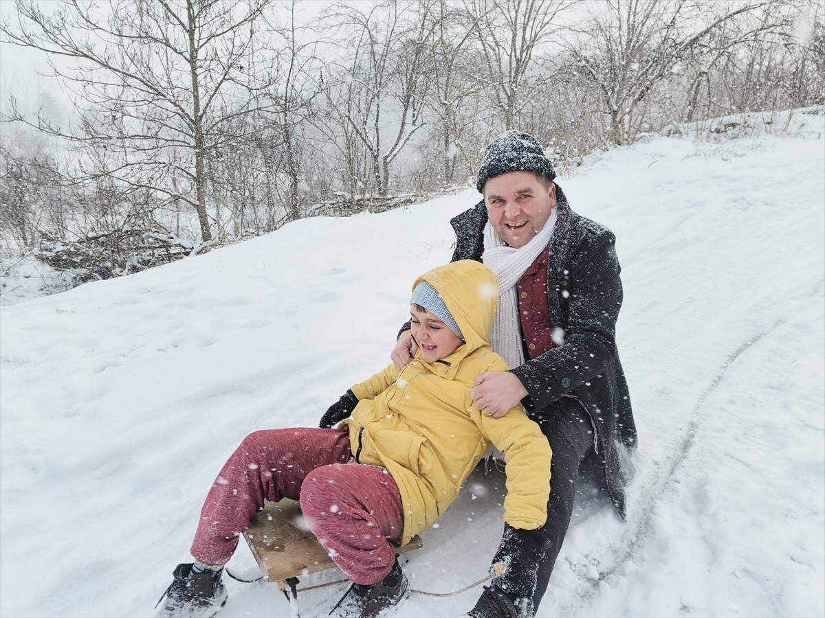 Kastamonu'nun İhsangazi ilçesinde öğrenci ve velileri kızakla kayarak eğlenceli vakit...
