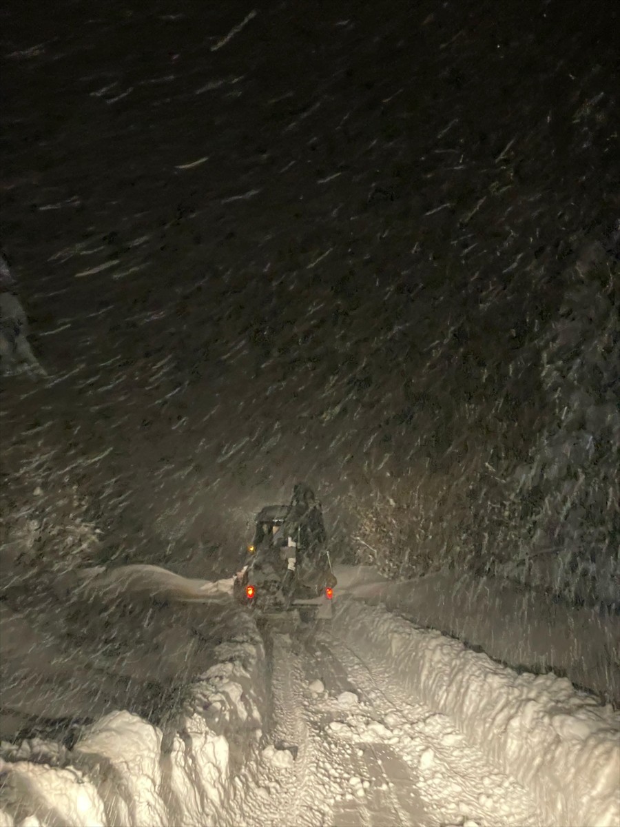 Kastamonu'nun İnebolu ilçesinde kardan yolu kapanan köyde ateşlenen çocuk, İnebolu Orman İşletme...