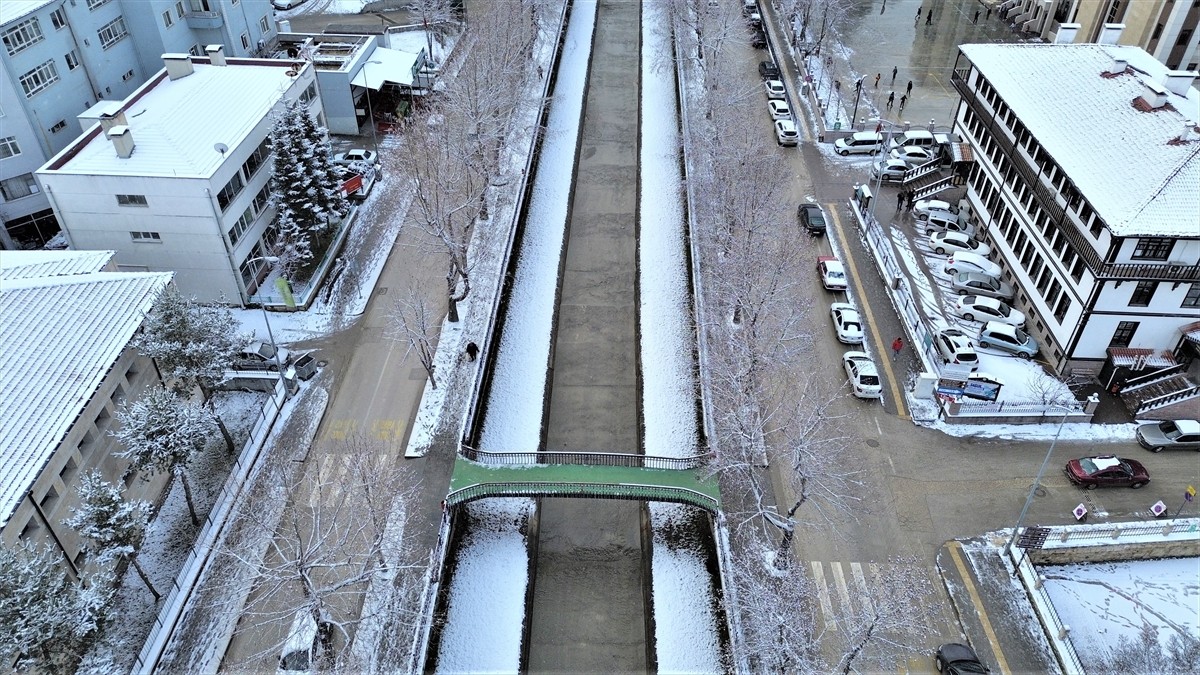 Kastamonu'nun yüksek kesimlerinde kar yağışı etkisini gösteriyor. Kent merkezinde de zaman zaman...