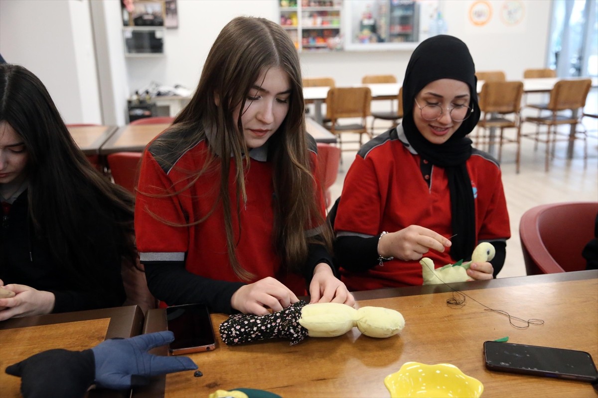 Kastamonu 15 Temmuz Şehitler Anadolu Lisesi öğrencileri hazırladıkları bez bebekleri, Şırnak'ın...