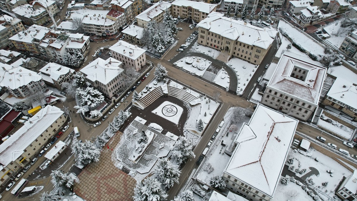 Kastamonu Valiliği, kar yağışı nedeniyle eğitime bir gün ara verilen kentte çocuklara "kar topu...