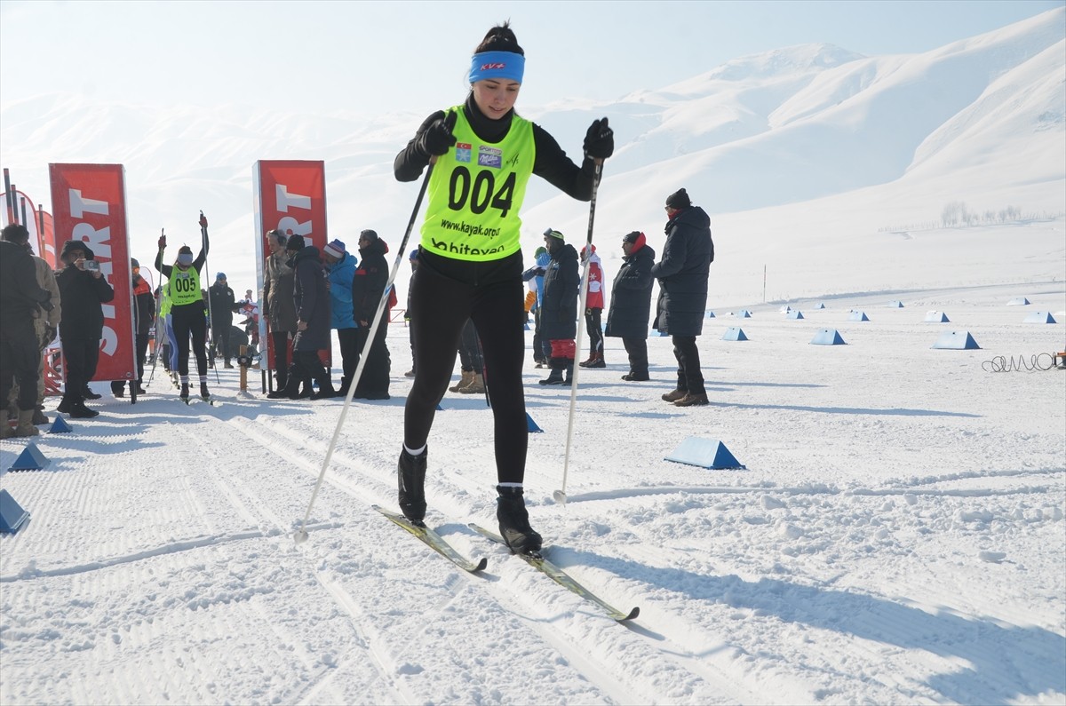 Kayaklı Koşu 1. Etap Yarışları, 21 ilden 350 sporcunun katımıyla Hakkari'nin Yüksekova ilçesinde...