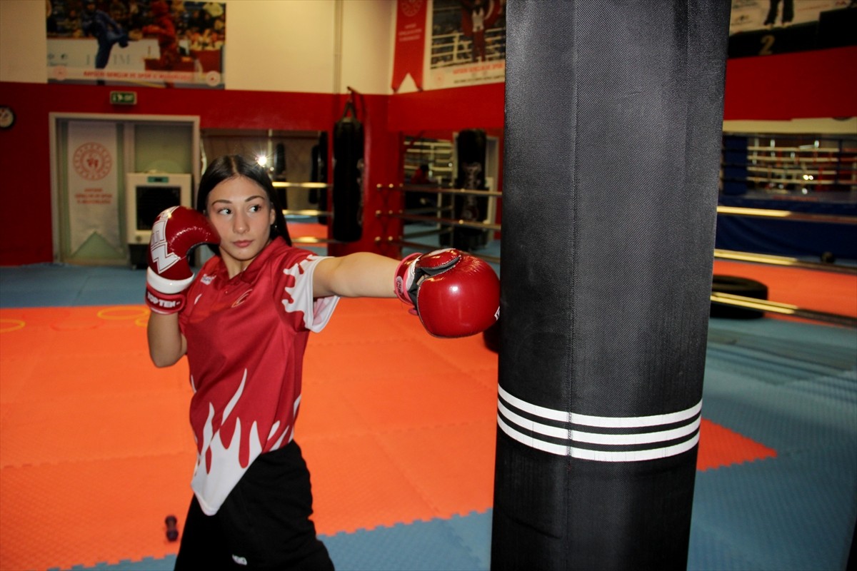 Kayseri'de ağabeyinden etkilenerek 11 yaşında kick boksa başlayan, wushu ve kick boksta 5 Türkiye...