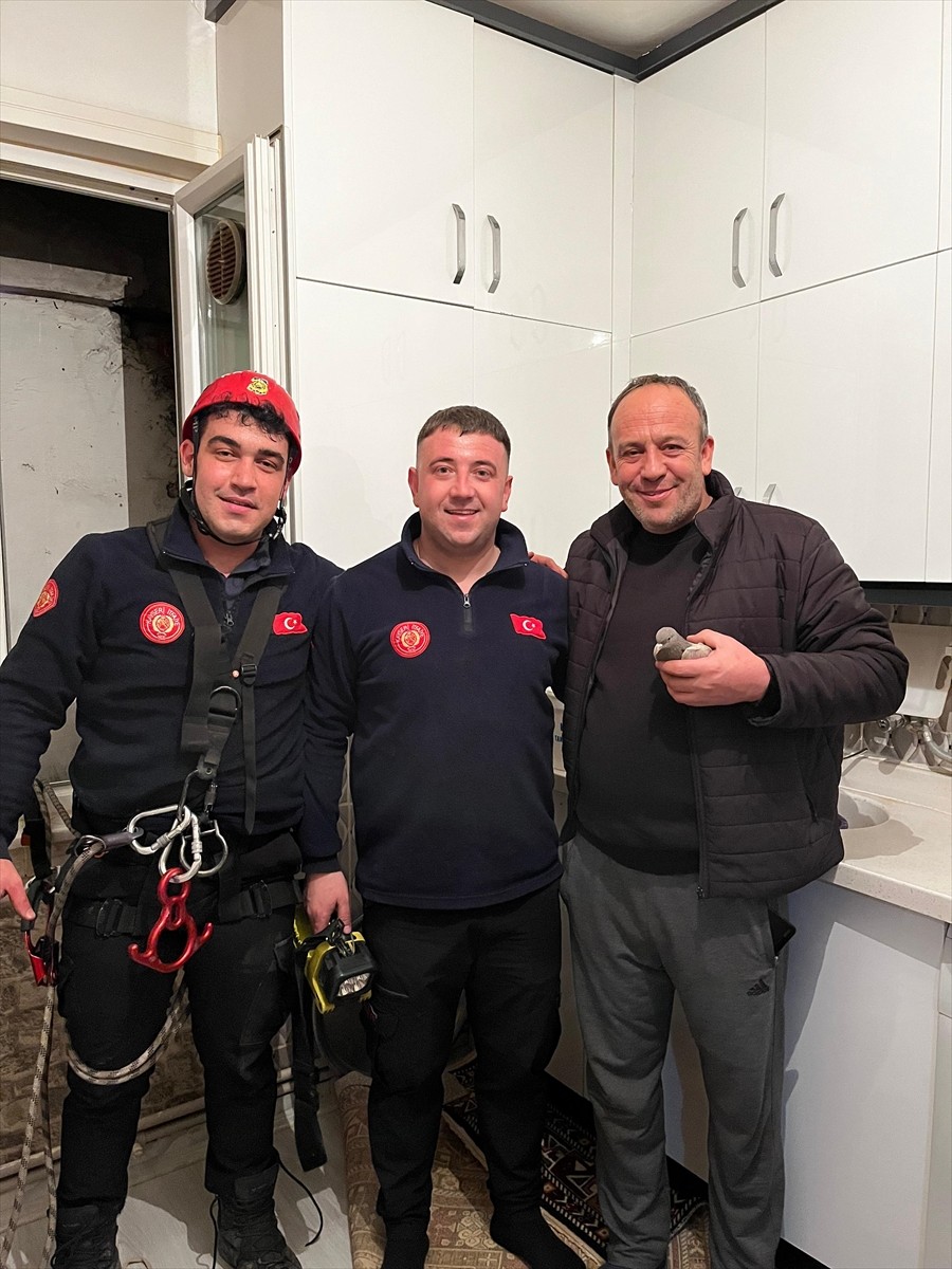 Kayseri'de bir apartmanın havalandırma boşluğunda mahsur kalan güvercini itfaiye ekipleri...