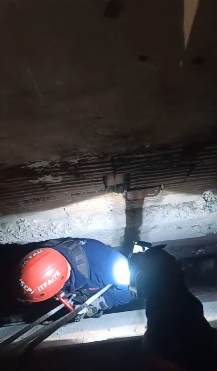 Kayseri'de bir apartmanın havalandırma boşluğunda mahsur kalan güvercini itfaiye ekipleri...