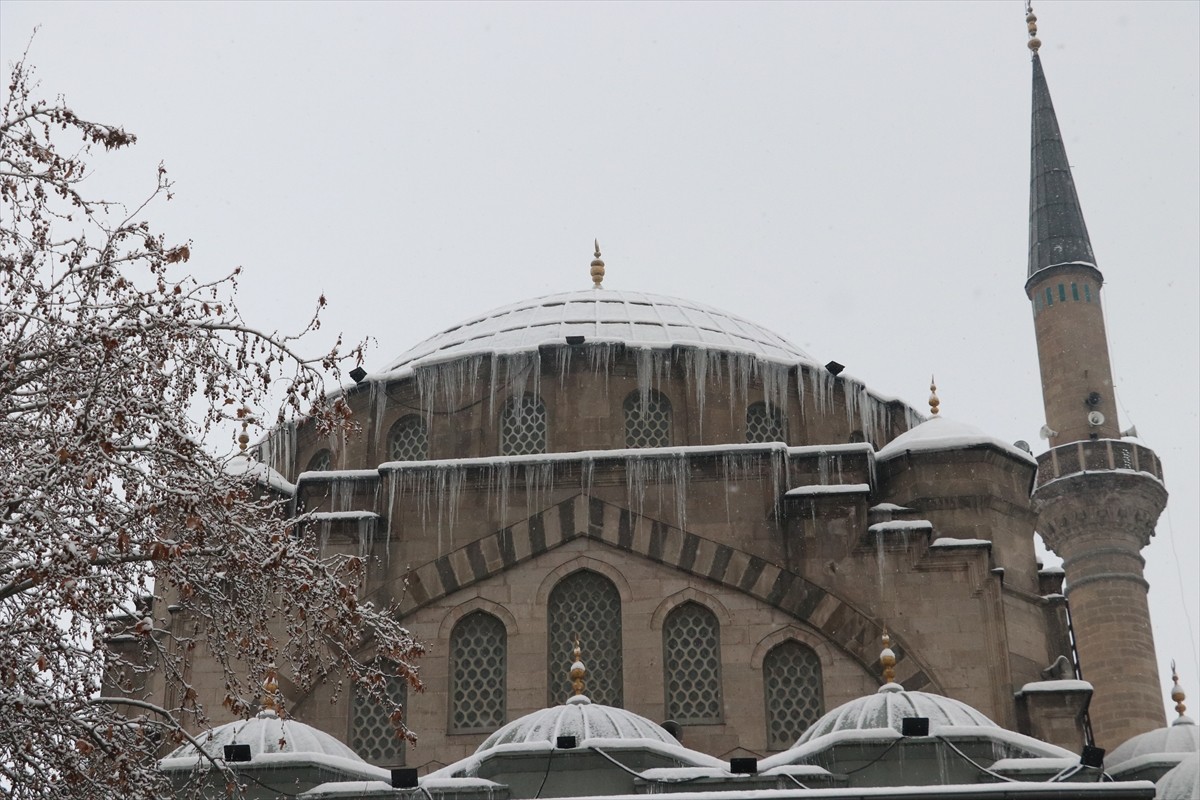 Kayseri'de dün akşam saatlerinde başlayan kar yağışı etkisini sürdürüyor. 
