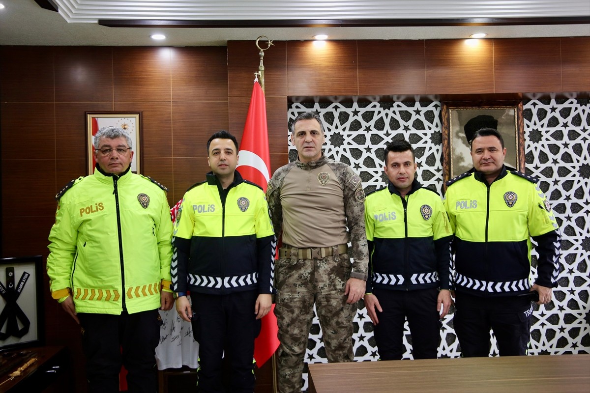 Kayseri'de trafik polisi, tekeri çıkan sürücüye otomobilini iterek yardım etti. İl Emniyet Müdürü...