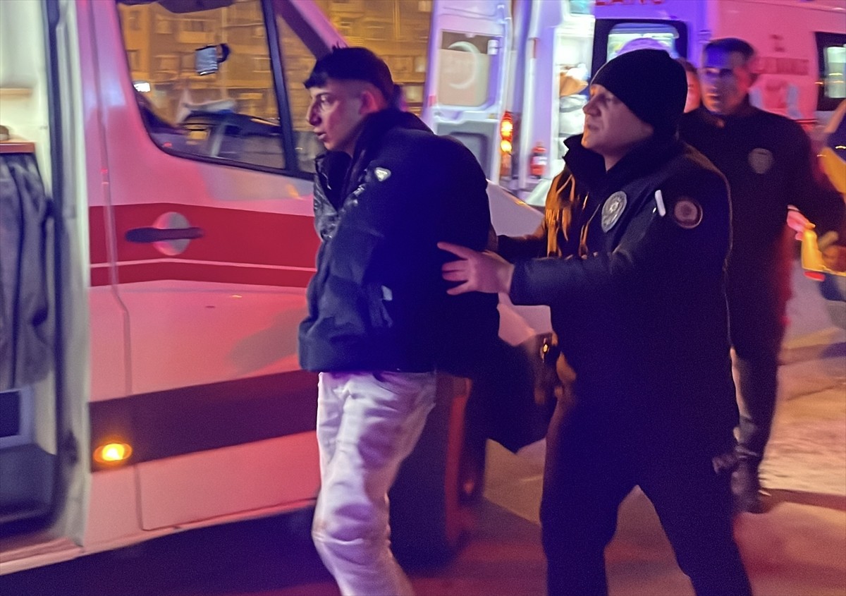 Kayseri'nin Melikgazi ilçesinde eski kız arkadaşını, kızın kardeşi ve annesini bıçaklayan şüpheli...