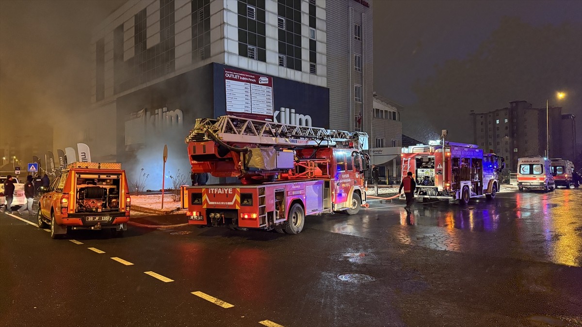 Kayseri'nin merkez Melikgazi ilçesinde mobilya mağazasının deposunda çıkan yangın itfaiye...
