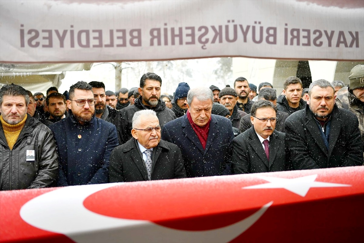 Kayseri’de 71 yaşında vefat eden Kıbrıs gazisi Seyit Şemsettinoğlu’nun cenazesi toprağa verildi....