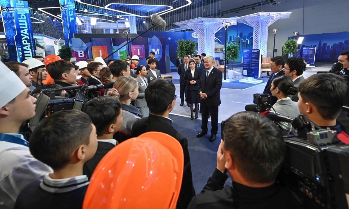 Kazakistan Cumhurbaşkanı Kasım Cömert Tokayev, ülkede bu yıl ilan edilen "Mavi Yakalılar Yılı"...