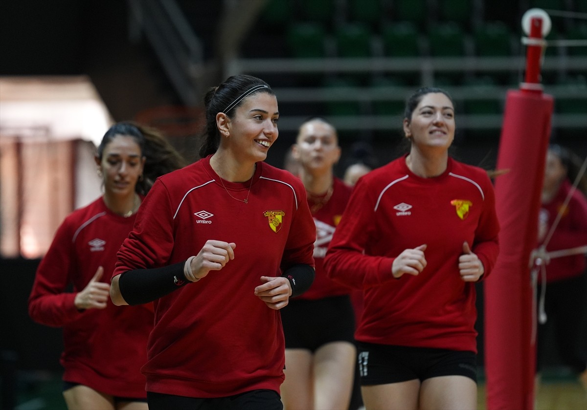 KFC Kadınlar Voleybol 1. Lig A Grubu'nda bu sezon oynadığı 22 maçın 21'ini kazanarak play-off'a...