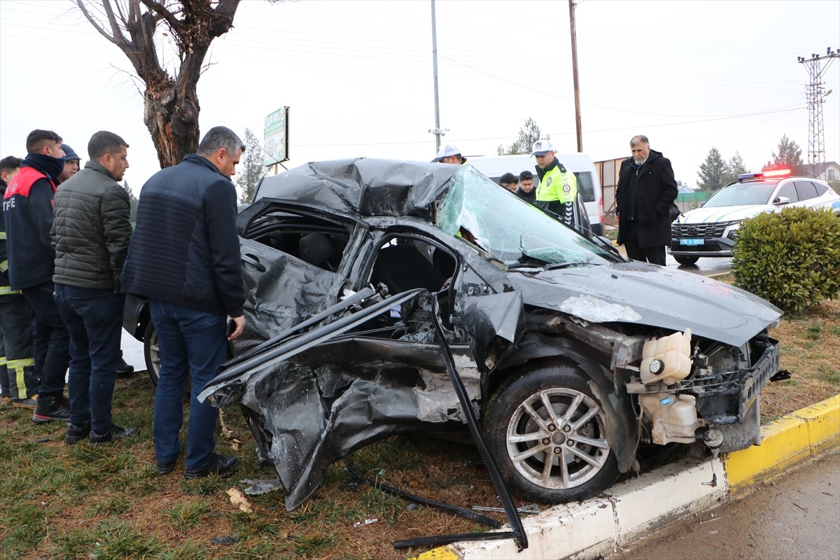 Kilis'te, işçi servisi ile otomobilin çarpışması sonucu 1'i ağır 3 kişi yaralandı.