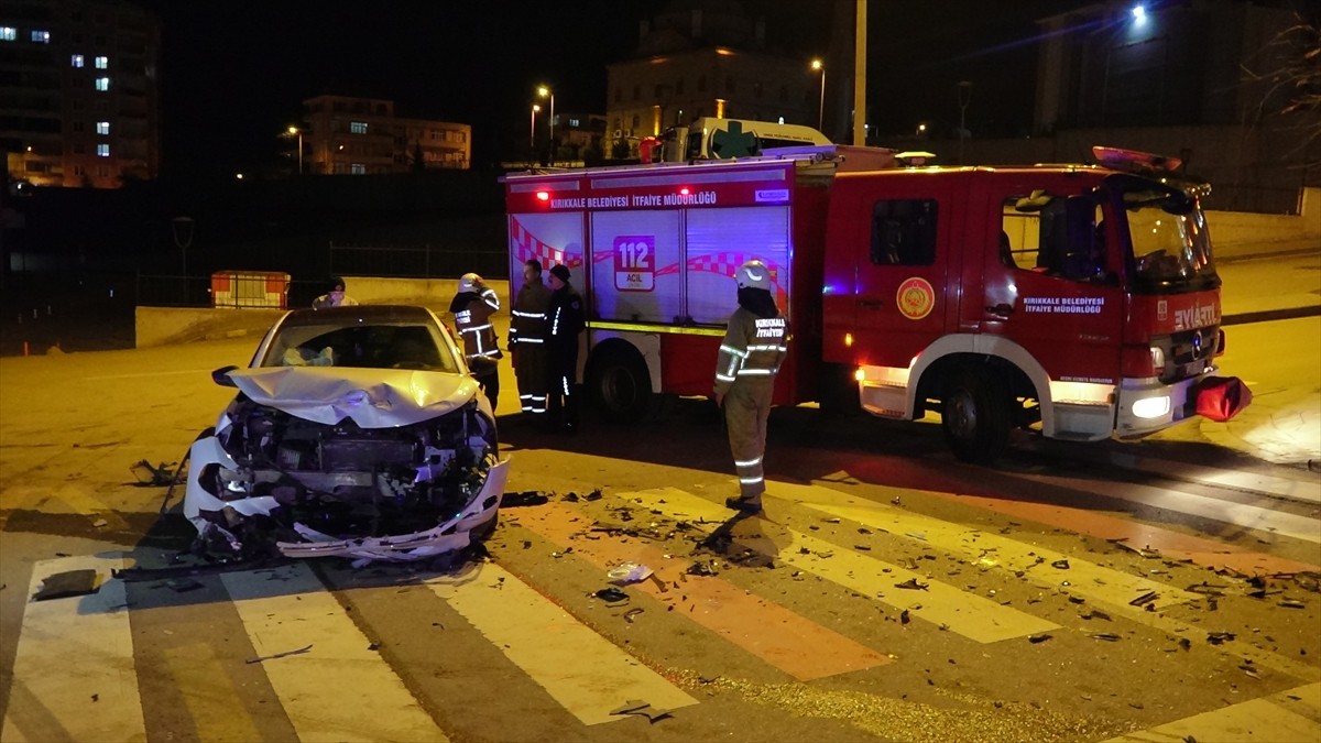 Kırıkkale'de iki otomobilin çarpışması sonucu yaralanan 1'i çocuk 3 kişi tedavi altına alındı....