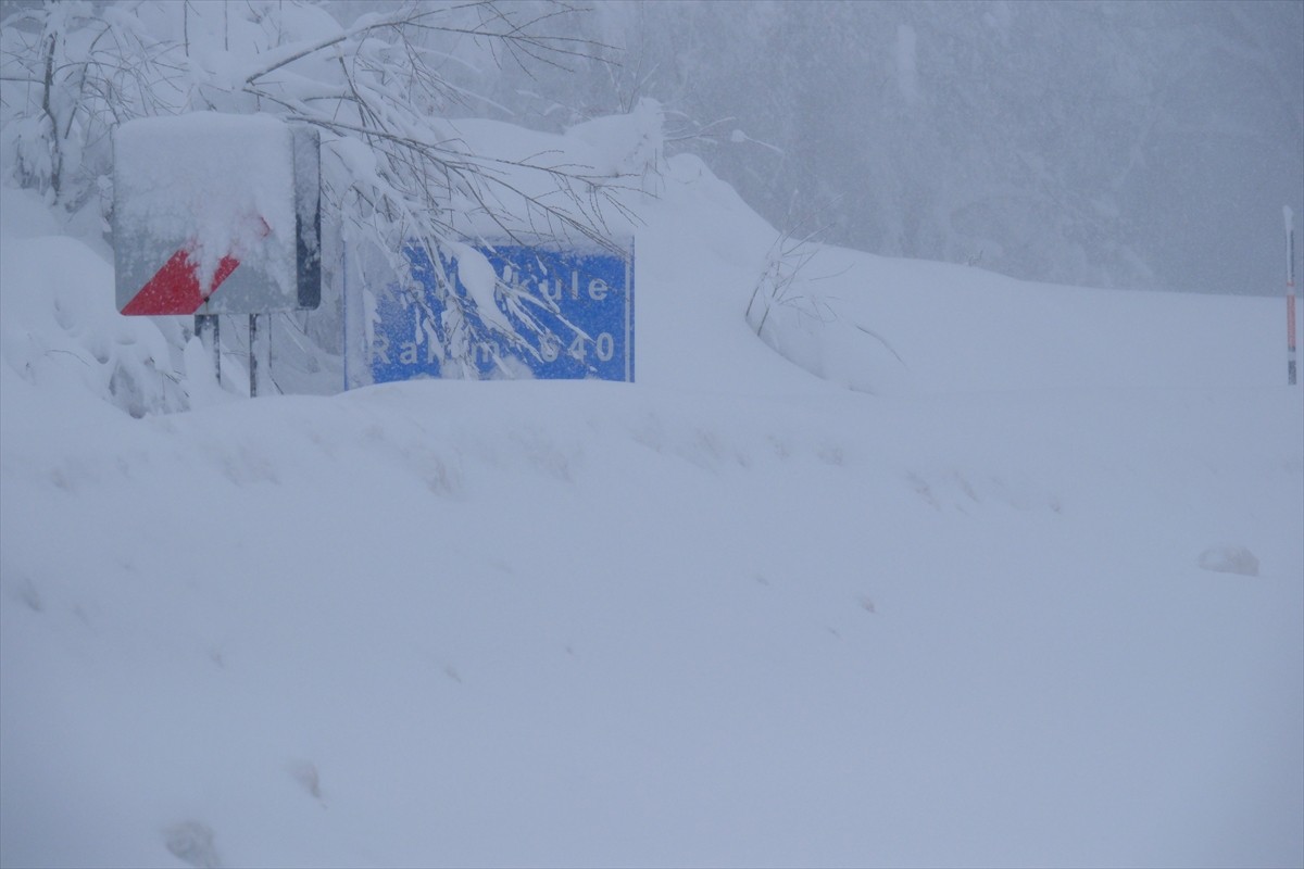 Kırklareli'nin yüksek kesimlerinde kar kalınlığı neredeyse yarım metreye ulaştı.