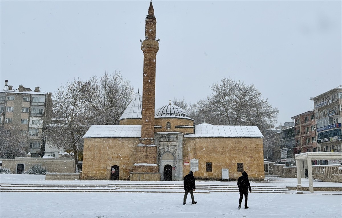 Kırşehir'de gece saatlerinden itibaren başlayan kar nedeniyle kent merkezindeki evlerin çatıları...