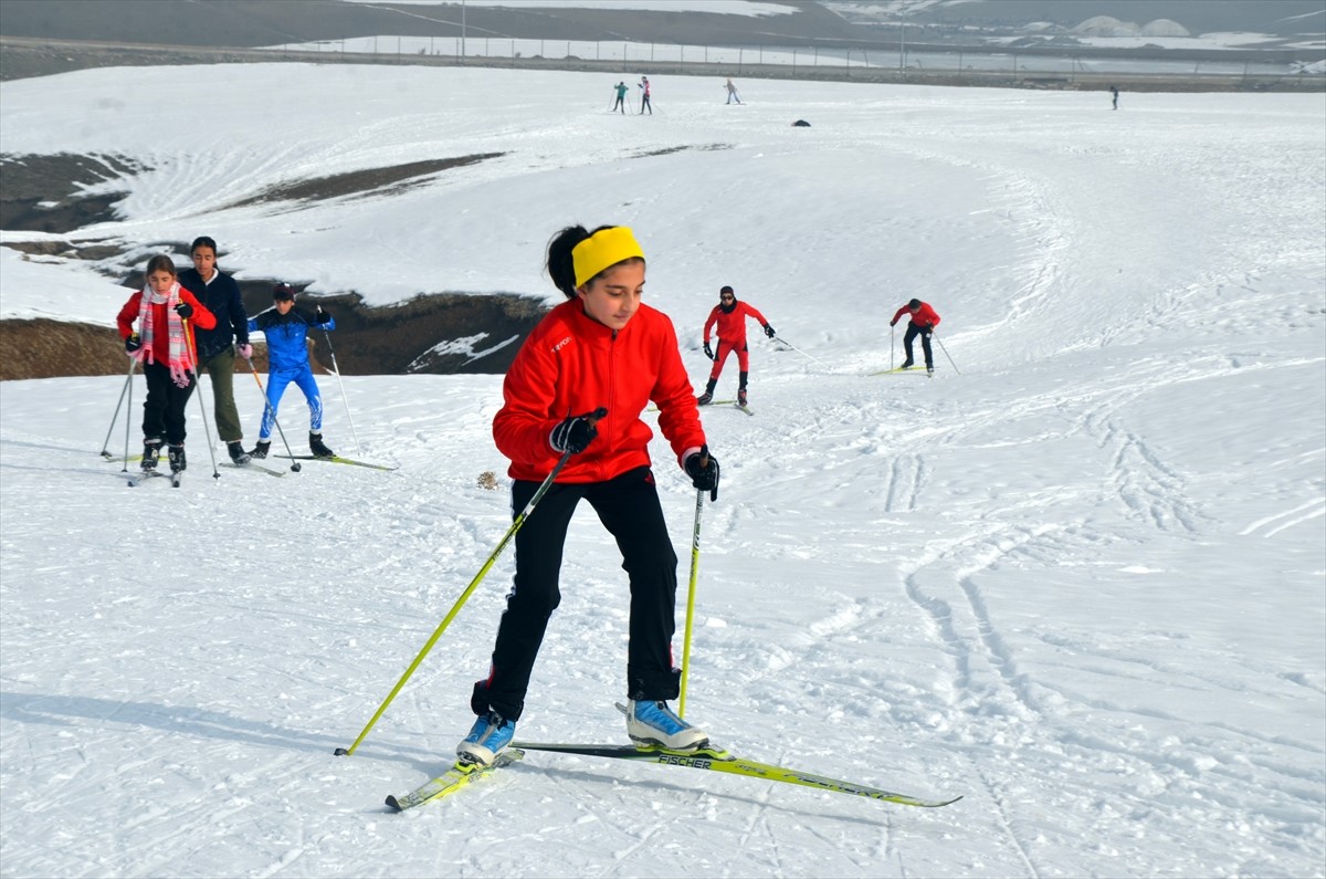 Kış mevsiminin çetin geçtiği Muş'ta kayaklı koşu takımı sporcuları, soğuk havaya rağmen...