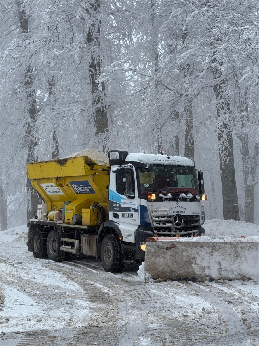 Kocaeli'de kar yağışı, yüksek kesimlerde aralıklarla etkisini sürdürdü. Büyükşehir Belediyesi...