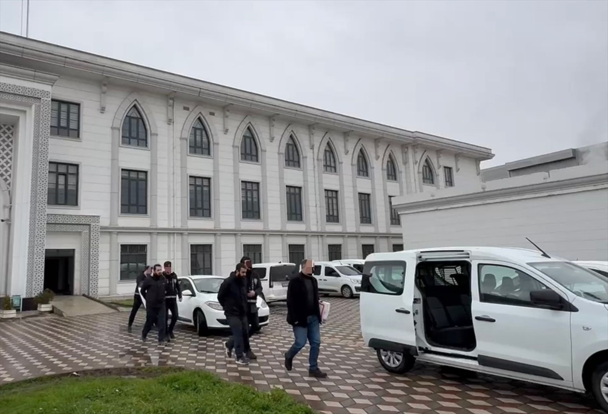 Kocaeli'nin Darıca ilçesinde bir kişiyi darbederek telefonunu gasbettikleri gerekçesiyle gözaltına...