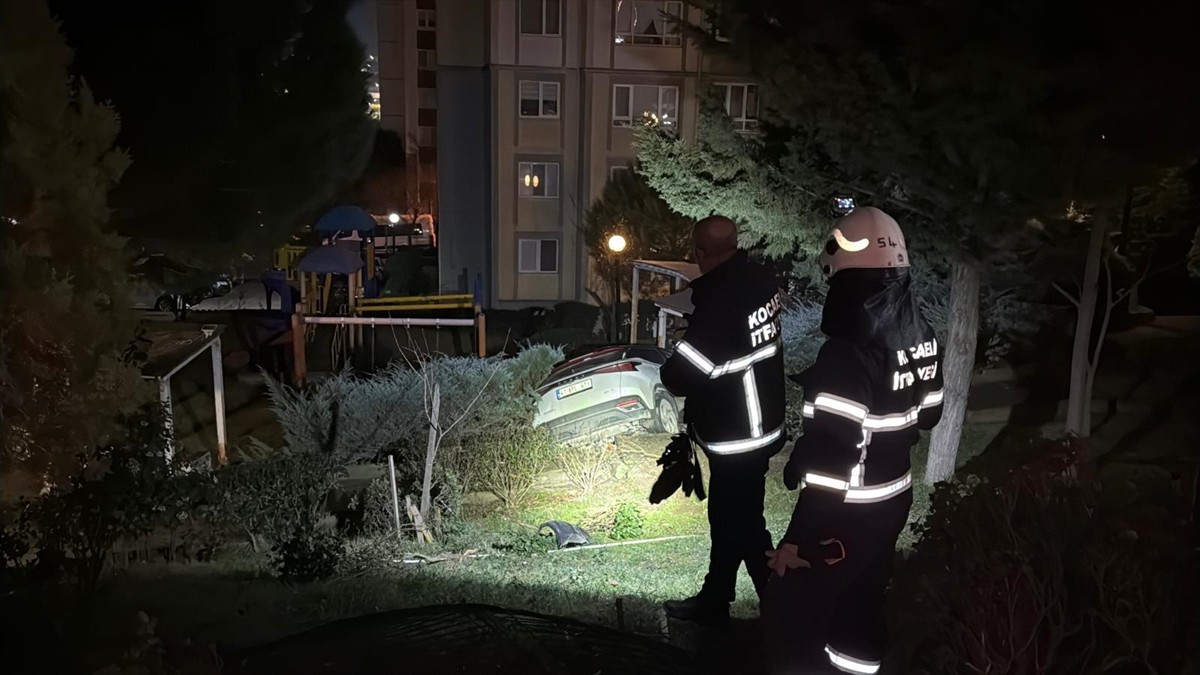 Kocaeli'nin Gebze ilçesinde kontrolden çıkan cipin bir sitenin otoparkından ağaçlık alana...