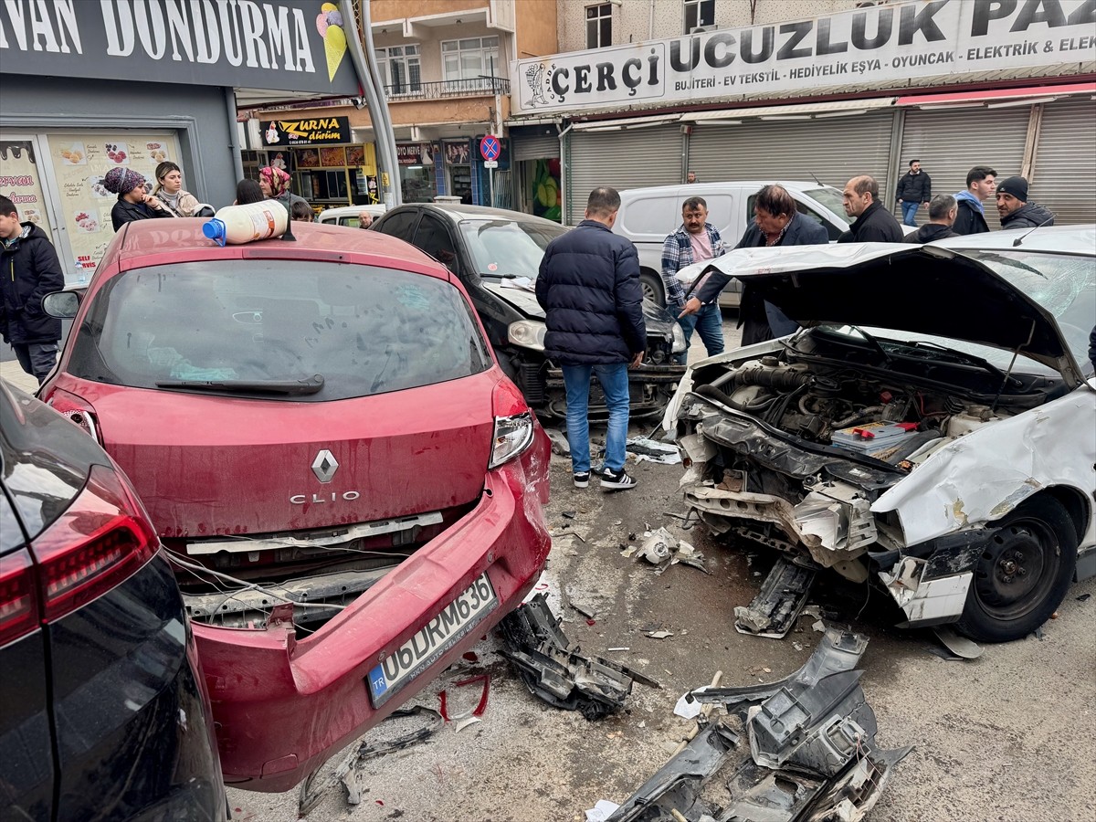 Kocaeli'nin Gebze ilçesinde polisin "dur" ihtarına uymayarak kaçan ehliyetsiz sürücü, kovalamaca...