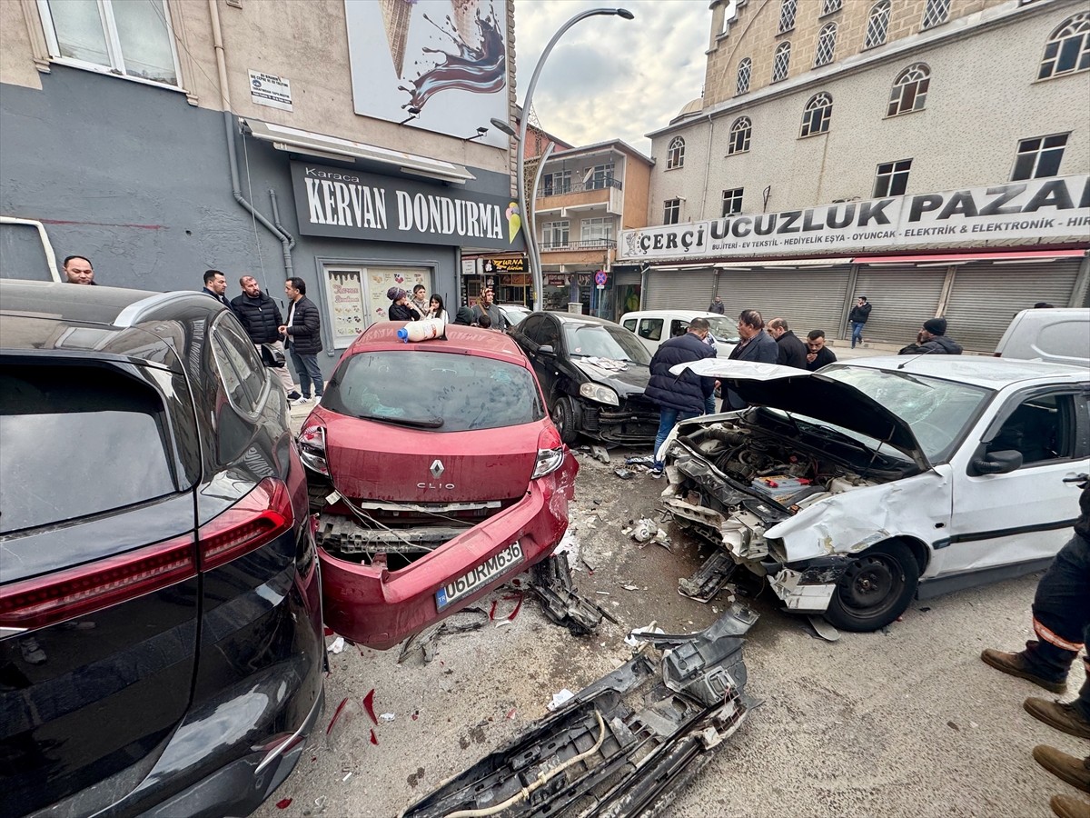 Kocaeli'nin Gebze ilçesinde polisin "dur" ihtarına uymayarak kaçan ehliyetsiz sürücü, kovalamaca...