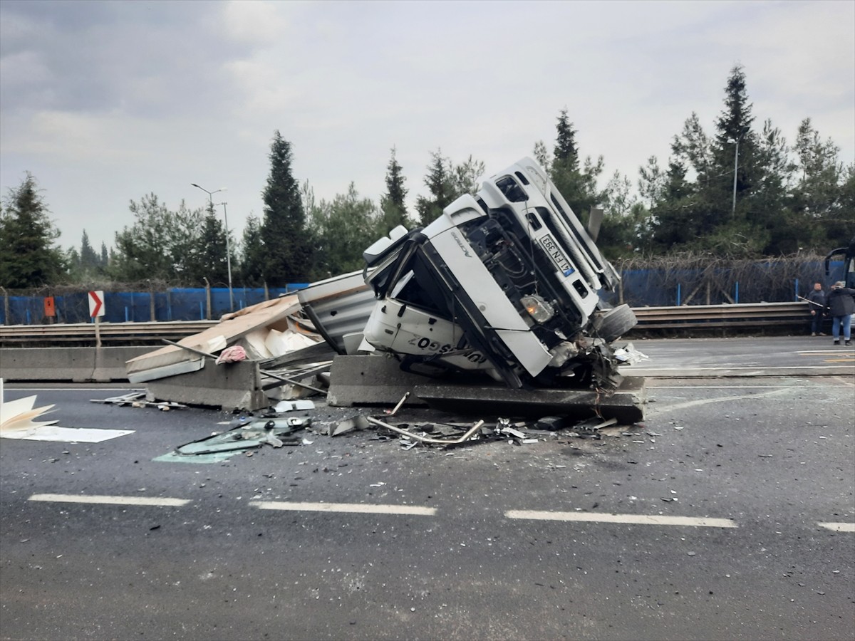 Kocaeli'nin Gölcük ilçesinde tırın devrilmesi sonucu sürücüsü yaralandı. Haber verilmesi üzerine...