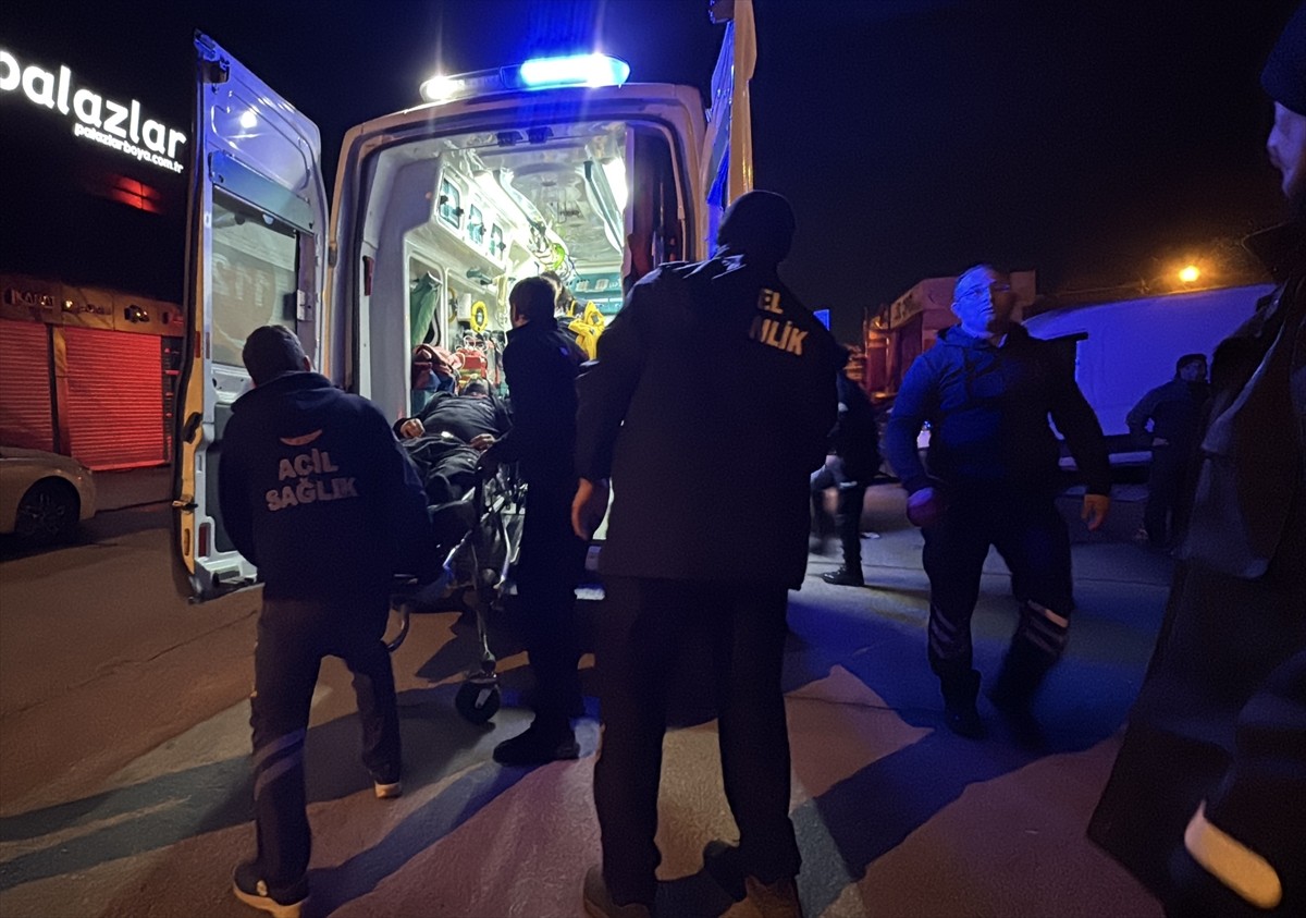 Kocaeli'nin İzmit ilçesinde, sanayi sitesinde park halindeki otomobilin içinde bir kişi başından...