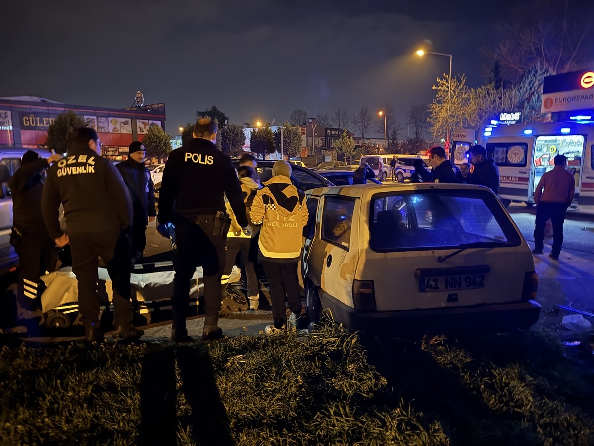 Kocaeli'nin İzmit ilçesinde, sanayi sitesinde park halindeki otomobilin içinde bir kişi başından...