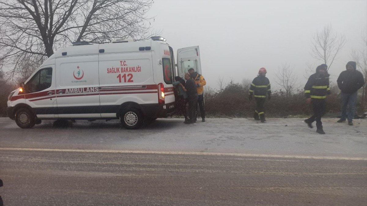 Kocaeli'nin Kandıra ilçesinde iki otomobilin çarpışması sonucu 7 kişi yaralandı. Kazada yaralanan...
