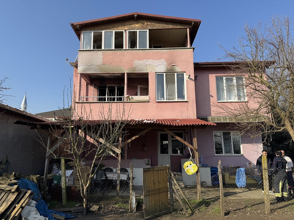 Kocaeli'nin Kartepe ilçesinde 2 katlı binada çıkan yangında 2 kişi dumandan etkilendi....