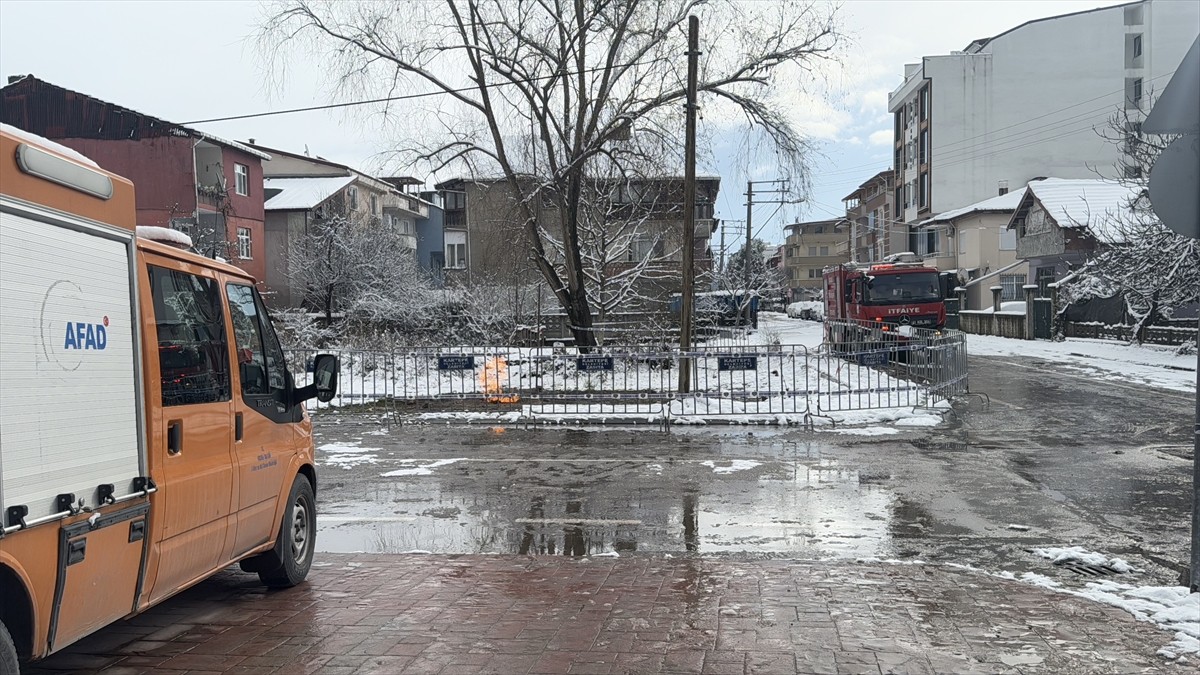 Kocaeli'nin Kartepe ilçesinde zemin etüdü sondaj çalışması sırasında çıkan metan gazı yanmaya...