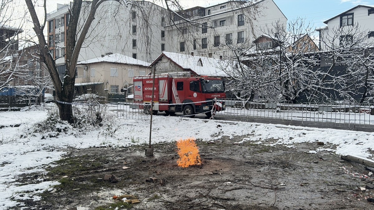 Kocaeli'nin Kartepe ilçesinde zemin etüdü sondaj çalışması sırasında çıkan metan gazı yanmaya...