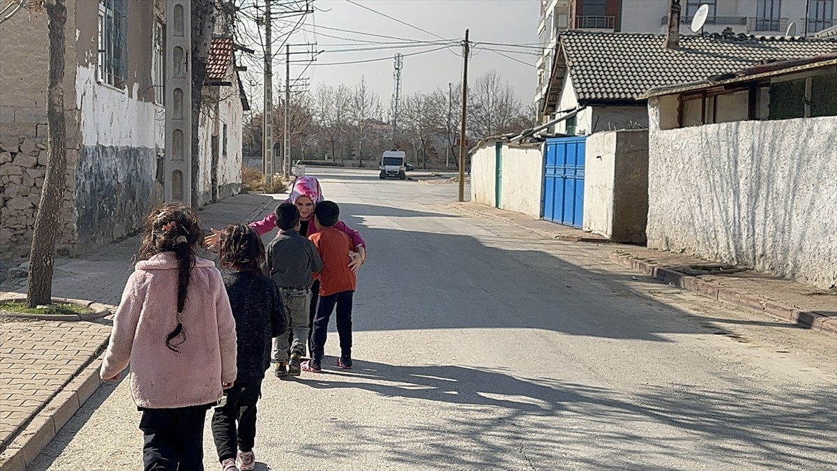 Konya'da koruyucu aile yanında büyüyen Aslı Kuş, hayırseverlerin de desteğiyle oyuncak, kıyafet...