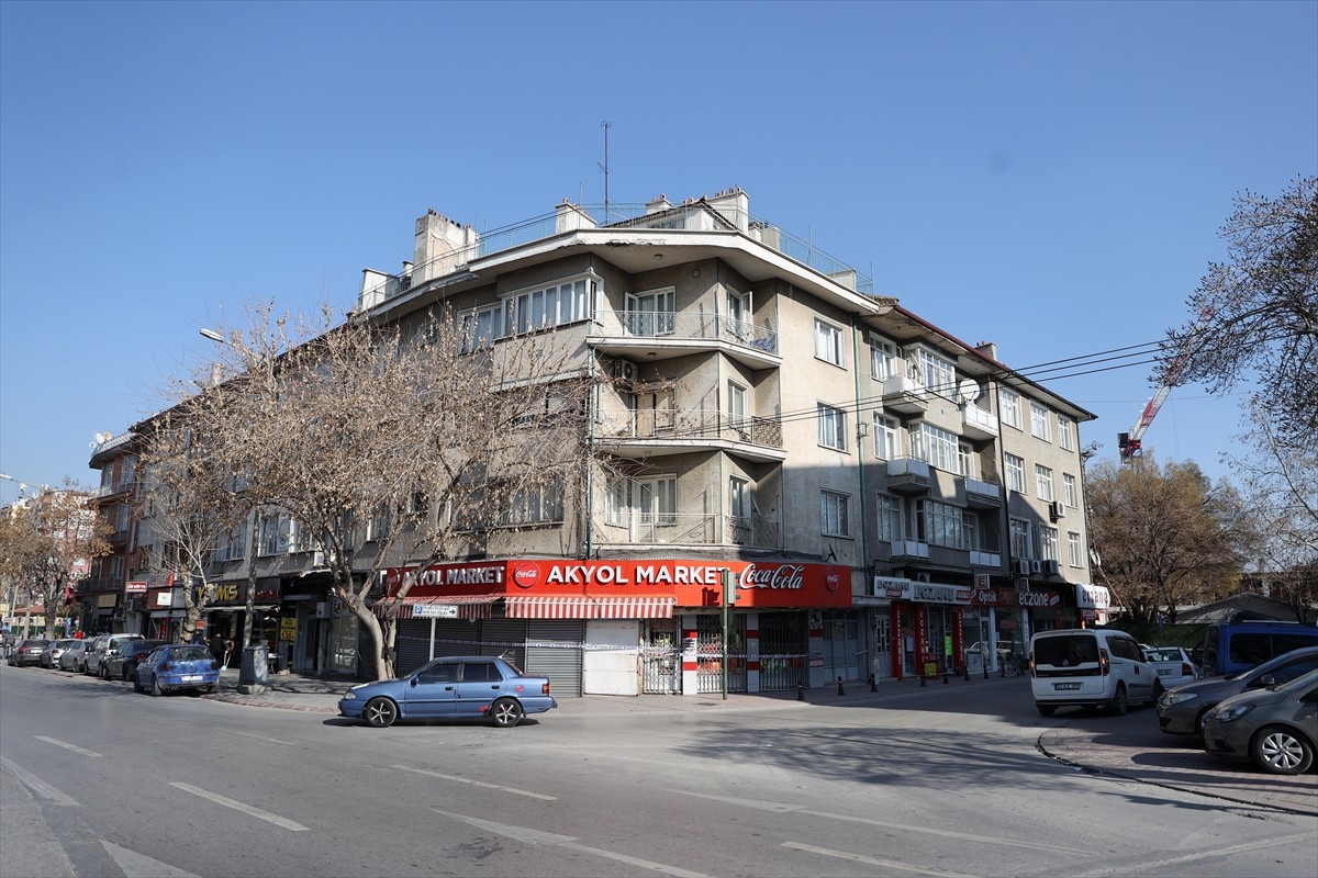 Konya'nın Karatay ilçesinde zemin kattaki iş yerlerinde, ara duvarların kaldırıldığı belirlenen 2...