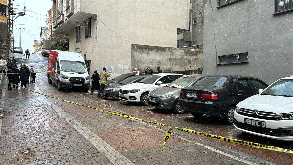 Küçükçekmece'de çatısına yıldırım isabet eden binadan kopan parçalar nedeniyle 1 kişi yaralandı...