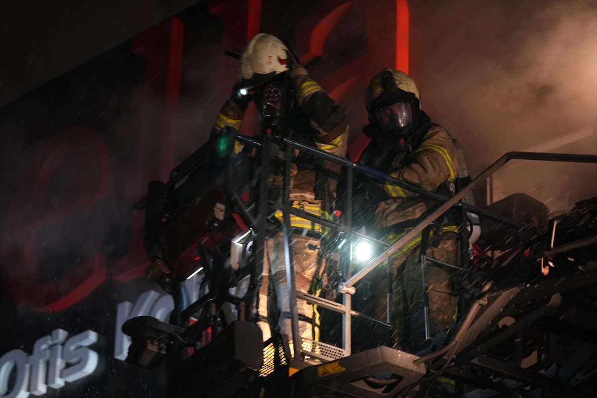 Küçükçekmece'de mobilya deposunda çıkan ve helva satış mağazası ile düğün salonuna sirayet eden...