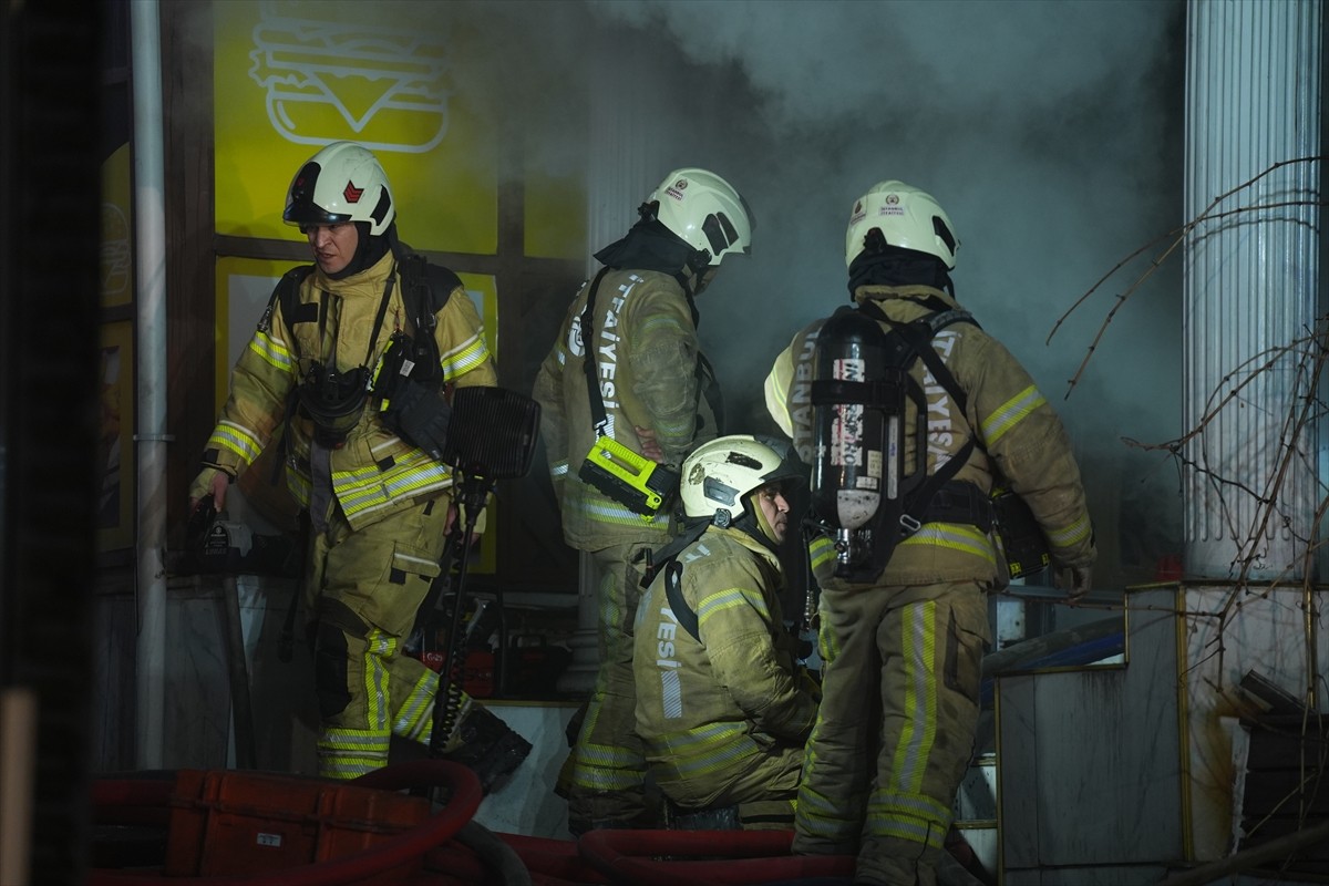 Küçükçekmece'de mobilya deposunda çıkan ve helva satış mağazası ile düğün salonuna sirayet eden...