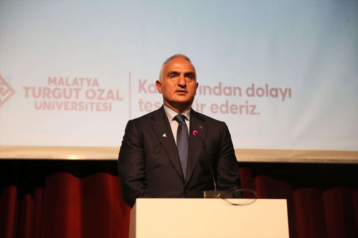 Kültür ve Turizm Bakanı Mehmet Nuri Ersoy, Malatya'daki Kongre ve Kültür Merkezi'nde düzenlenen "6...