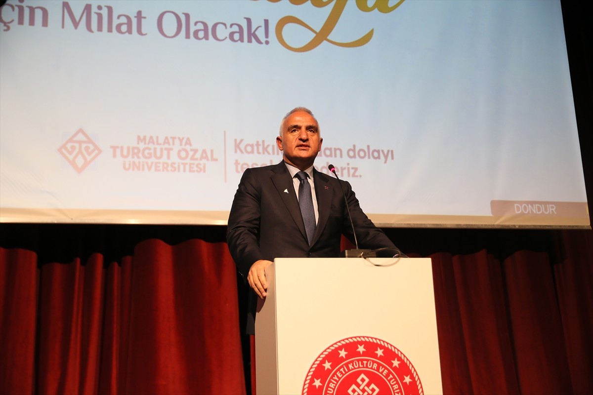 Kültür ve Turizm Bakanı Mehmet Nuri Ersoy, Malatya'daki Kongre ve Kültür Merkezi'nde düzenlenen "6...
