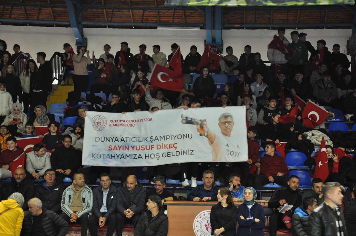Kütahya'da, "Emek Sizden, Destek Bizden Projesi" kapsamında sporculara malzeme dağıtımı yapıldı....