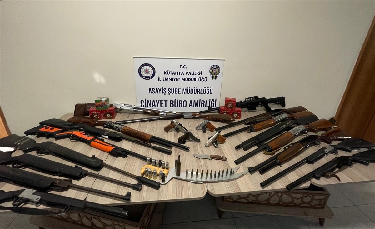 Kütahya'da sosyal medya hesaplarından silah ve mühimmat görseli paylaşan 12 şüpheli gözaltına...