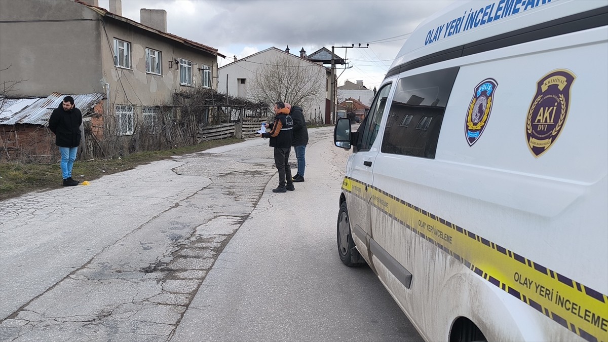 Kütahya'da tartıştığı 3 aylık hamile eşini av tüfeğiyle ateş ederek yaraladığı öne sürülen kişi...
