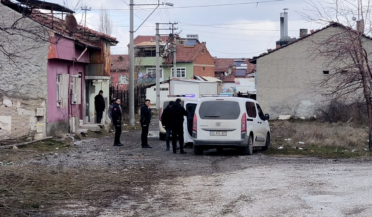 Kütahya'da tartıştığı 3 aylık hamile eşini av tüfeğiyle ateş ederek yaraladığı öne sürülen kişi...