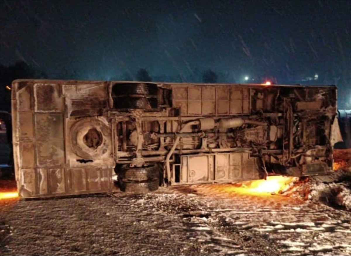 Kütahya'nın Tavşanlı ilçesinde, işçileri taşıyan servis midibüsünün devrilmesi sonucu 3 kişi...