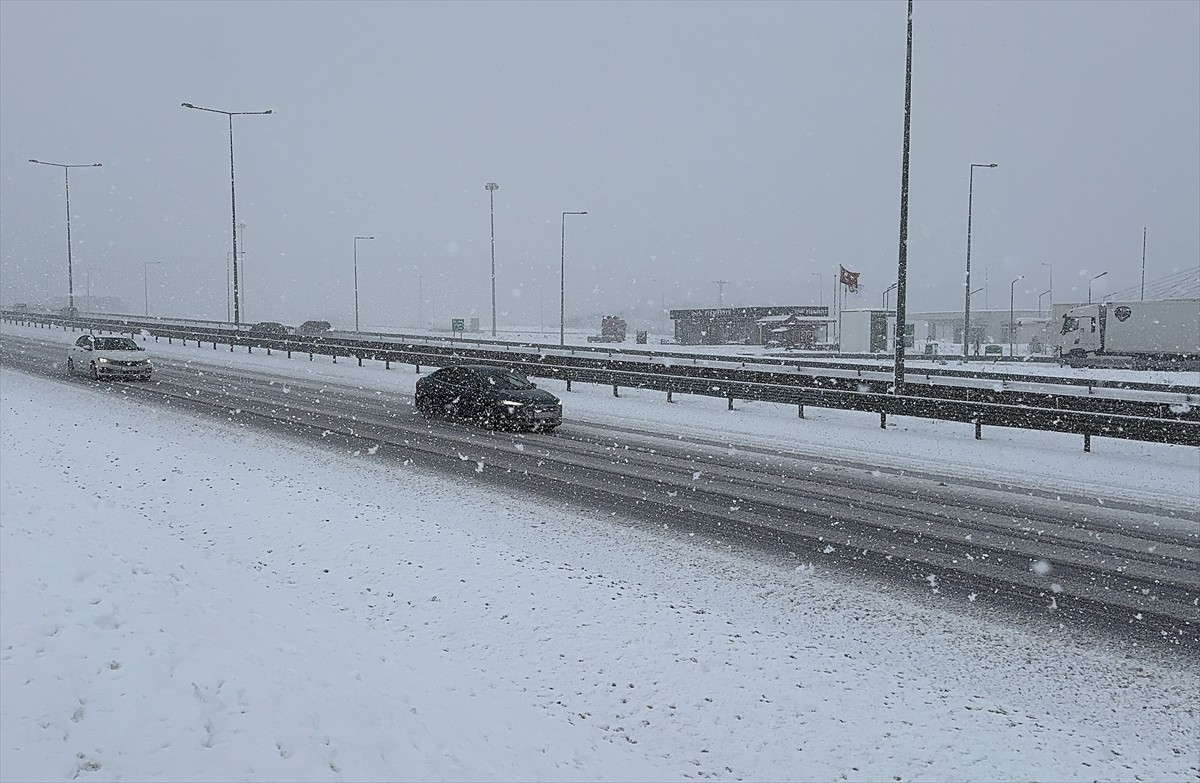 Kuzey Marmara Otoyolu'nun Kocaeli geçişinde kar yağışı etkisini gösteriyor.