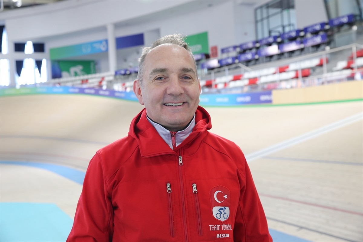 Los Angeles 2028 Olimpiyat Oyunları'nda Türkiye'yi pist bisikletinde temsil etmeyi hedefleyen...