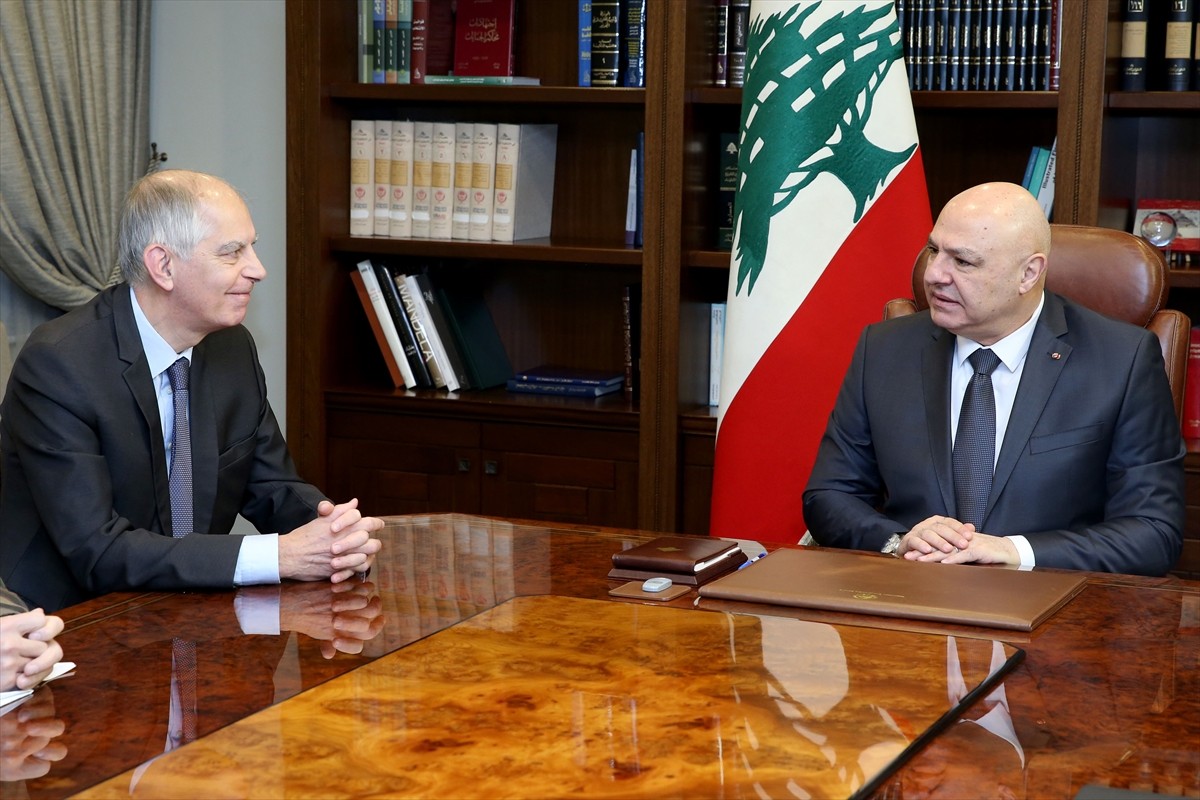 Lübnan Cumhurbaşkanı Joseph Avn (sağda), başkent Beyrut'taki Baabda Sarayı'nda Fransa'nın Beyrut...